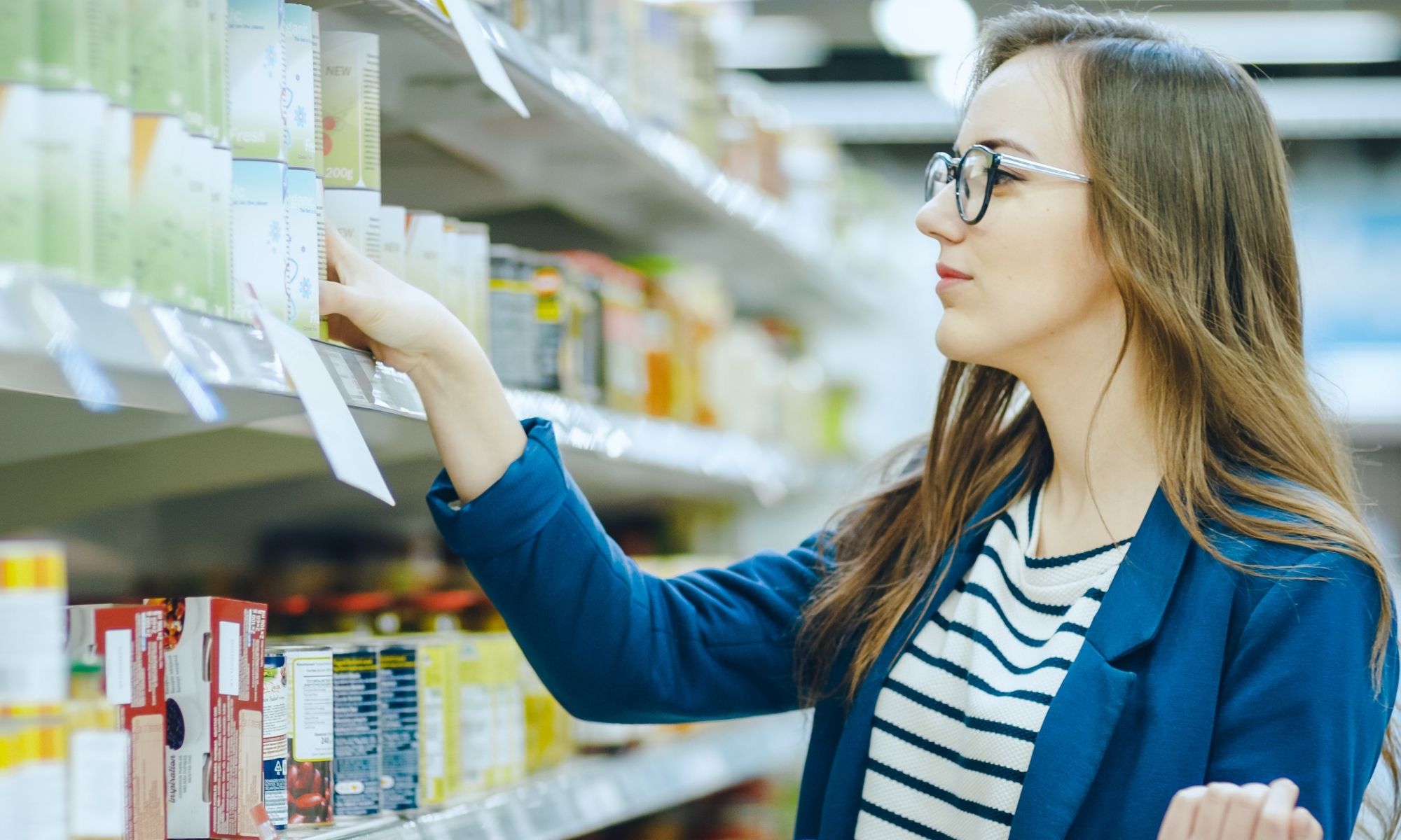 She can shop. Женщина проводит тайный покупатель картинка. Картинка покупатель в магазине ламп. Canned goods woman.